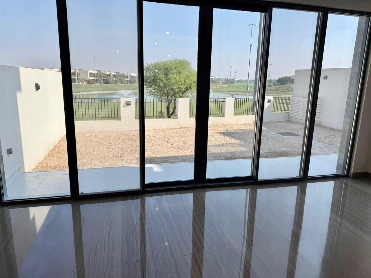 Villa DAMAC Hills - picture 4