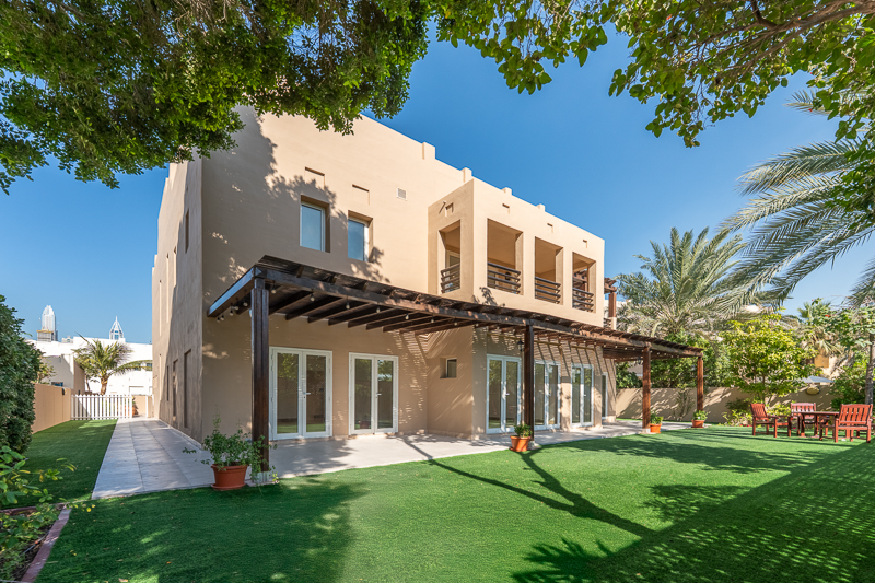 5 Bedroom Villa to rent in - picture 1