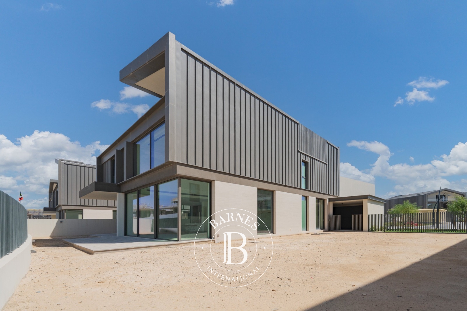 ARCHITECTURAL DISTINCTION CORNER & SINGLE ROW
